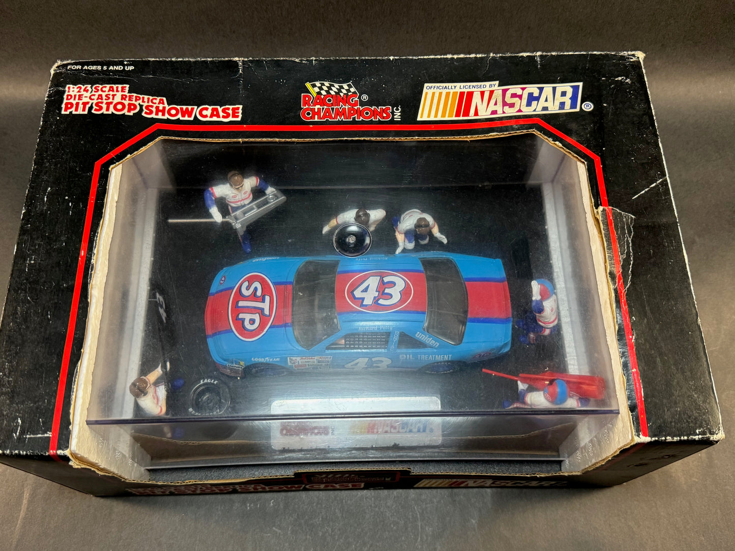 1992 Racing Champions 1:24 Scale NASCAR Pit Stop Show Case Richard Petty 43