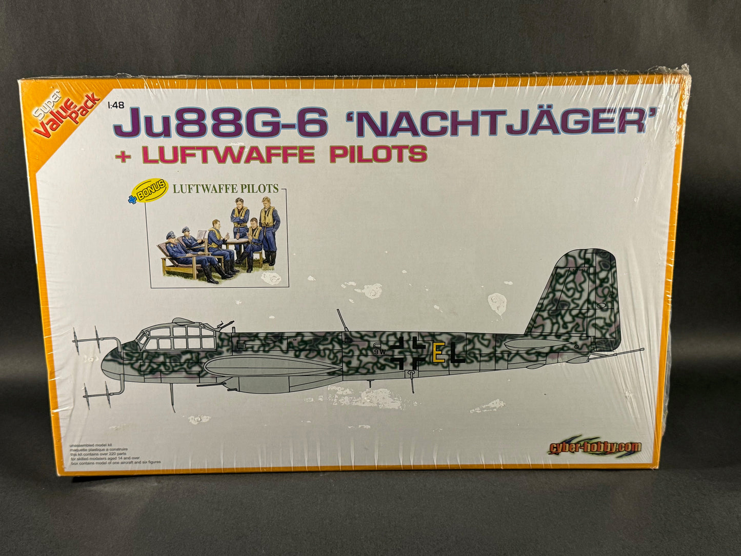 cyber-hobby.com Model Kit 5563 1:48 Scale Ju88G-6 'Nacht Jager' + Luftwaffe Pilots