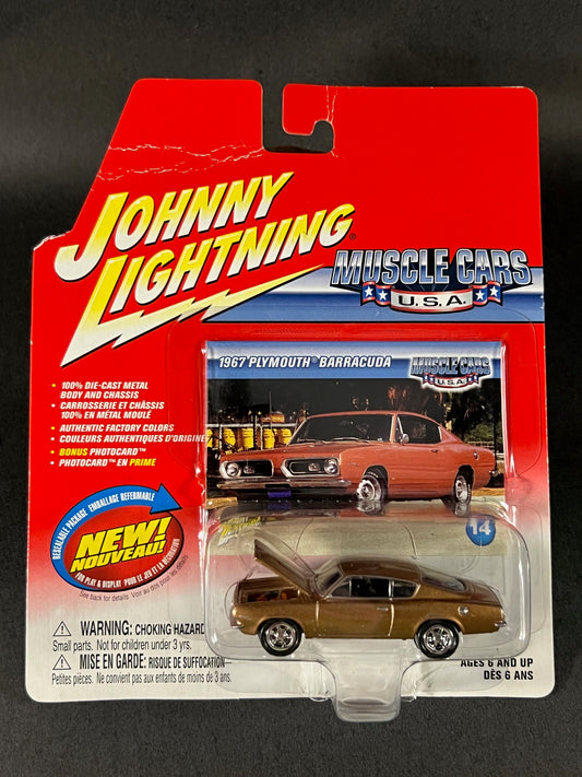 Johnny Lightning 2004 Muscle Cars USA #14 1967 Plymouth Barracuda, Gold