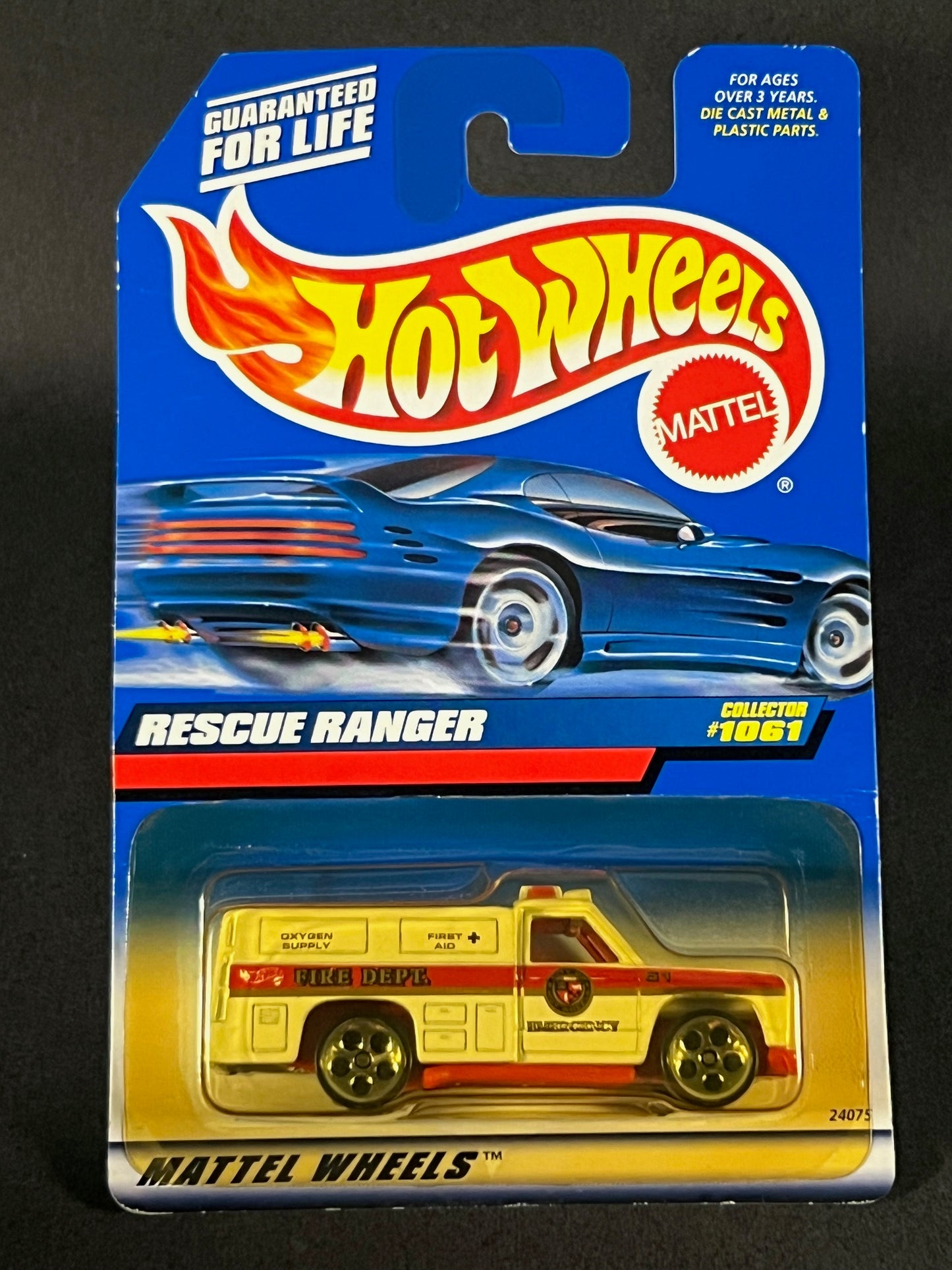 Hot Wheels 1998 #1061 Rescue Ranger, White Fire Dept First Aid *Yellow Blister