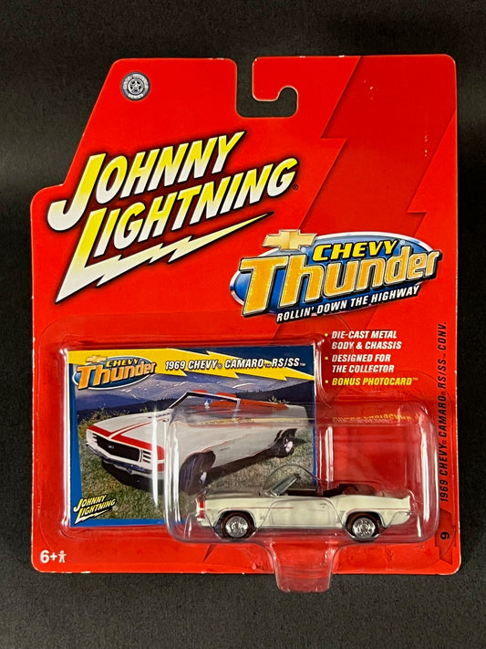 Johnny Lightning 2005 Chevy Thunder #9 1969 Chevy Camaro RS/SS Convertible, White