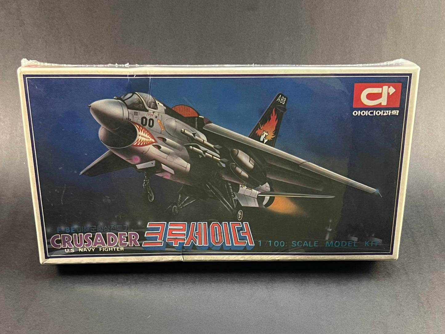 Takara Model Kit 500 1:100 Scale F-8E Crusader