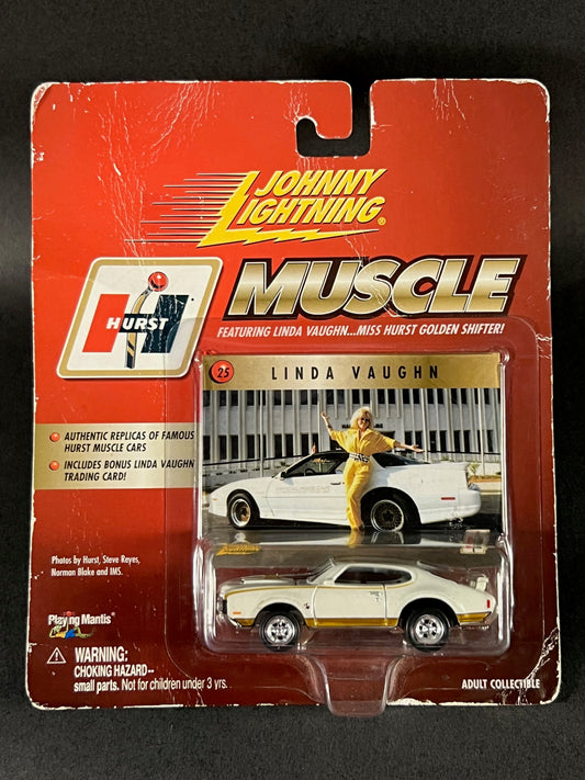 Johnny Lightning 2000 Hurst Muscle #25 (Ver 2) Linda Vaughn 1969 Oldsmobile 442, White