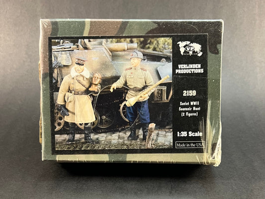 Verlinden Productions Model Kit 2159 1:35 Scale Soviet WWII Souvenir Hunt (2 Figures)