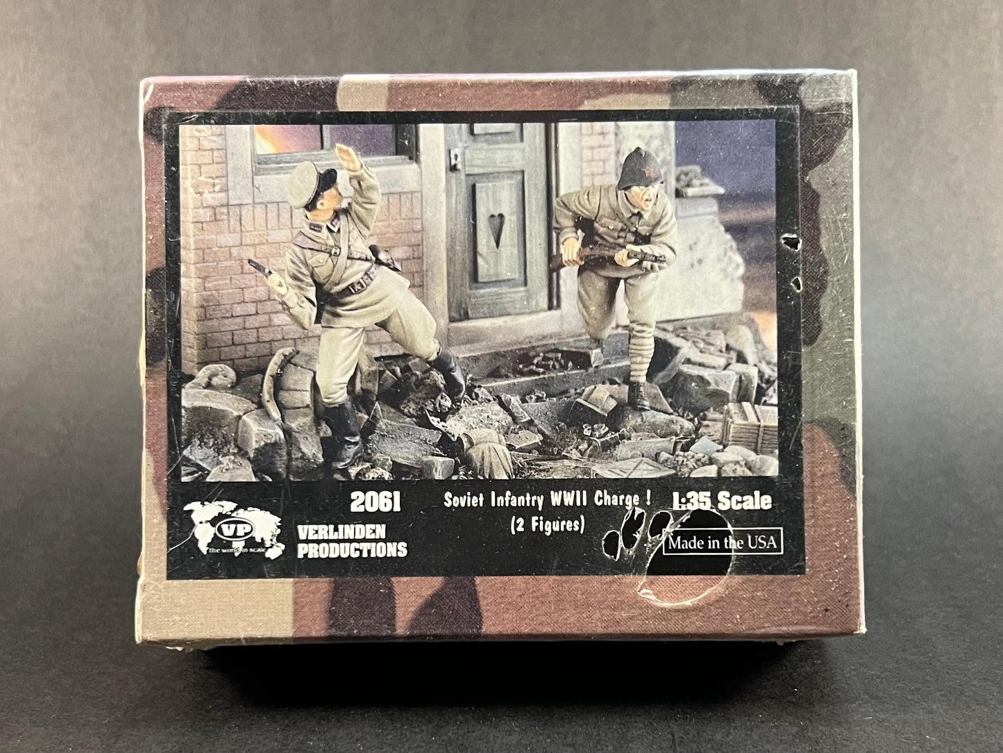 Verlinden Productions Model Kit 2061 1:35 Scale Soviet Infantry WWII Charge! (2 Figures)