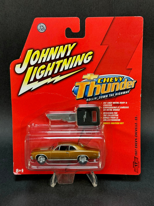 2005 Johnny Lightning Chevy Thunder #17 1967 Chevy Chevelle SS, Gold